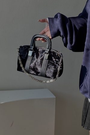 High-End Women's Chain Shoulder Bag - Stylish Large Crossbody & Handheld Fashionable Masterpiece for 2025