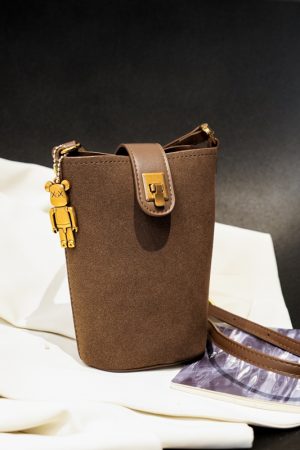 High-End Women's Retro Bucket Bag - 2025 Autumn/Winter Casual Crossbody for Commuting and Versatile Style