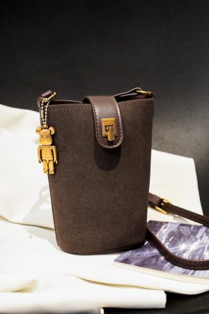 High-End Women's Retro Bucket Bag - 2025 Autumn/Winter Casual Crossbody for Commuting and Versatile Style