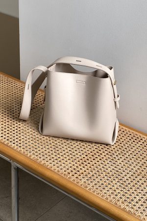 High-End Women's Tote Bag - Large Capacity Commuter Handbag, Simple Design for Everyday Use, Perfect for Work and Leisure