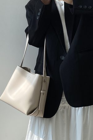 High-End Women's Tote Bag - Large Capacity Commuter Handbag, Simple Design for Everyday Use, Perfect for Work and Leisure