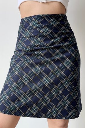 High Waist A-Line Plaid Skirt for Women â€“ Retro College Style Knee-Length Bodycon Skirt in European and American Fashion
