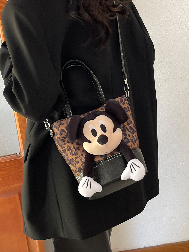 Korean-Style Cartoon Anime Crossbody Bag - Cute Girl Bucket Bag for Spring/Summer 2025, Trendy High-End Underarm Bag Korean-Style Cartoon Anime Crossbody Bag - Cute Girl Bucket Bag for Spring/Summer 2025, Trendy High-End Underarm Bag