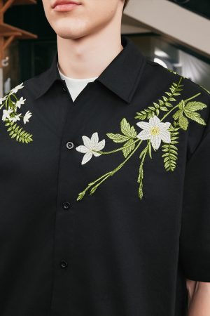 Korean-Style Green Floral Embroidered Cuban Collar Short Sleeve Shirt for Couples - Loose Fit Vacation Wear