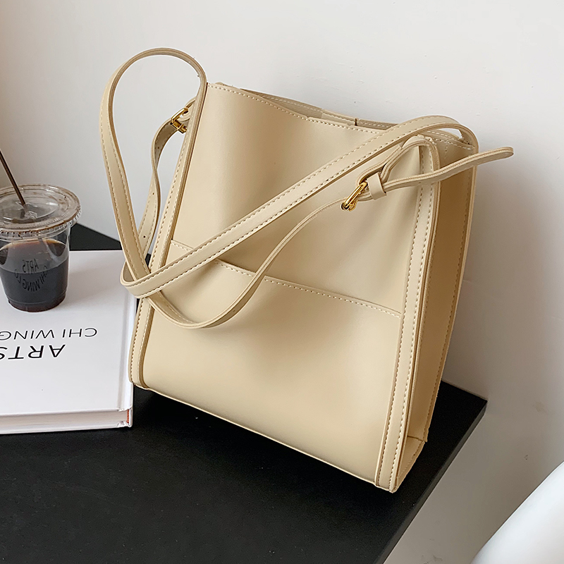 Korean-Style Retro Large-Capacity Shoulder Bag for Women - Spring/Summer 2025 Trendy High-End Student Underarm Bag Korean-Style Retro Large-Capacity Shoulder Bag for Women - Spring/Summer 2025 Trendy High-End Student Underarm Bag