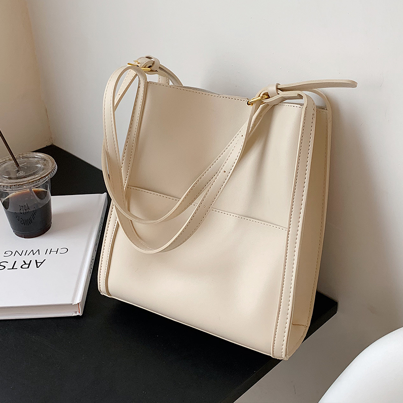 Korean-Style Retro Large-Capacity Shoulder Bag for Women - Spring/Summer 2025 Trendy High-End Student Underarm Bag Korean-Style Retro Large-Capacity Shoulder Bag for Women - Spring/Summer 2025 Trendy High-End Student Underarm Bag