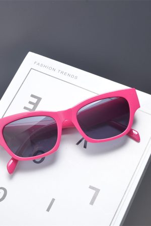 Korean Style Retro Square Sunglasses for Women - Trendy High-End Fashion for Summer Beach Vacations and Street Photography