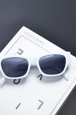Korean Style Retro Square Sunglasses for Women - Trendy High-End Fashion for Summer Beach Vacations and Street Photography