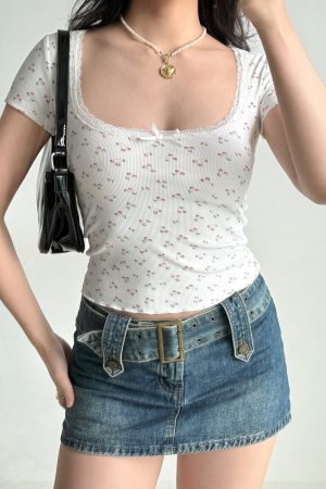 Lace Splicing Short Sleeve T-Shirt for Women - Slim Fit U-Neck Top in European & American Style, Trendy Casual Wear