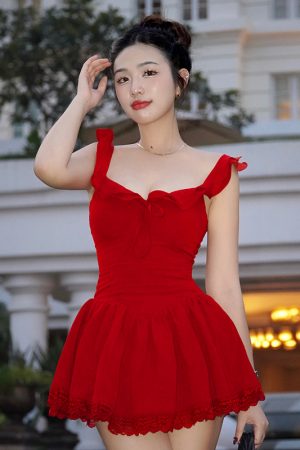 Lace-Trimmed Low-Neck Little Black Dress with A-Line Silhouette and Pleated Skirt - Elegant Hepburn Style for Effortless Chic