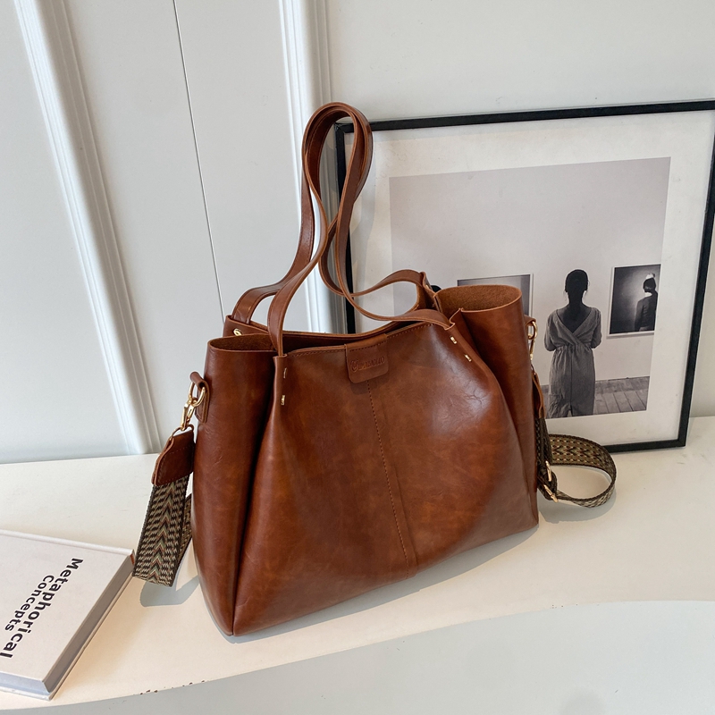 Large-Capacity Shoulder Bag for Commuting - Women's Retro Tote in Korean Style for Spring/Summer 2025 Fashion Large-Capacity Shoulder Bag for Commuting - Women's Retro Tote in Korean Style for Spring/Summer 2025 Fashion