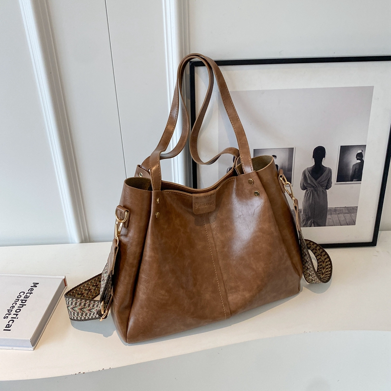 Large-Capacity Shoulder Bag for Commuting - Women's Retro Tote in Korean Style for Spring/Summer 2025 Fashion Large-Capacity Shoulder Bag for Commuting - Women's Retro Tote in Korean Style for Spring/Summer 2025 Fashion