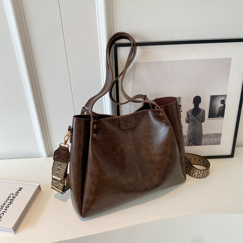 Large-Capacity Shoulder Bag for Commuting - Women's Retro Tote in Korean Style for Spring/Summer 2025 Fashion Large-Capacity Shoulder Bag for Commuting - Women's Retro Tote in Korean Style for Spring/Summer 2025 Fashion