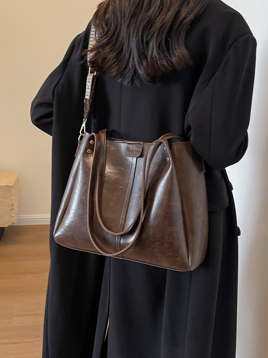 Large-Capacity Shoulder Bag for Commuting - Women's Retro Tote in Korean Style for Spring/Summer 2025 Fashion Large-Capacity Shoulder Bag for Commuting - Women's Retro Tote in Korean Style for Spring/Summer 2025 Fashion