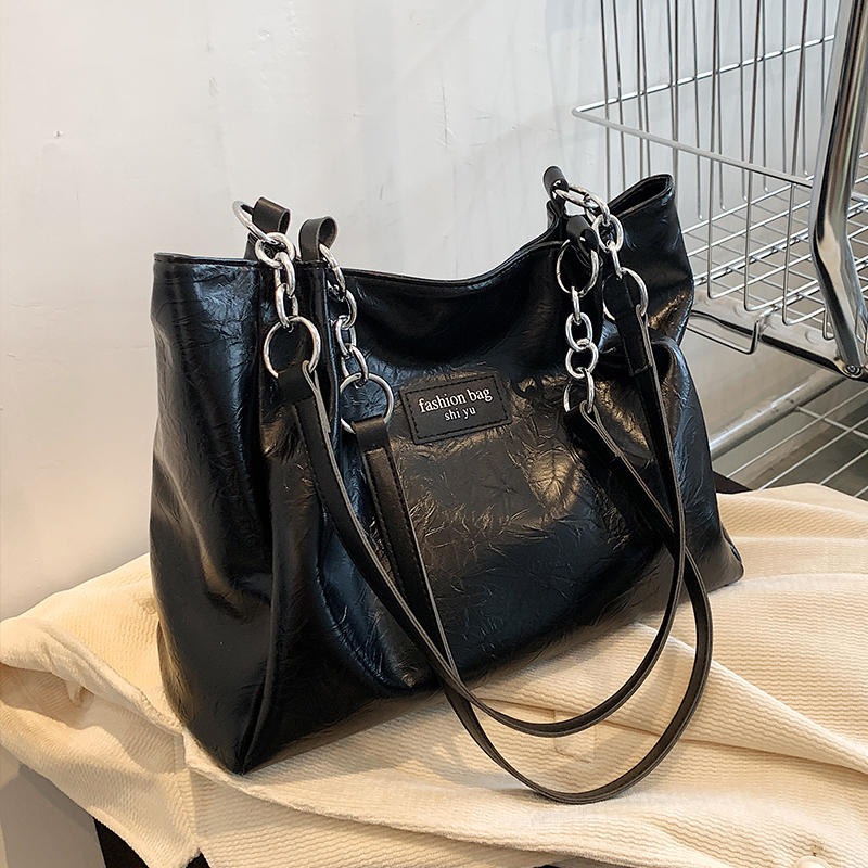 Large Capacity Women's Retro Shoulder Bag - Versatile Commuting Tote for Spring/Summer 2025 Fashion Large Capacity Women's Retro Shoulder Bag - Versatile Commuting Tote for Spring/Summer 2025 Fashion