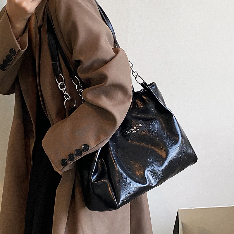 Large Capacity Women's Retro Shoulder Bag - Versatile Commuting Tote for Spring/Summer 2025 Fashion Large Capacity Women's Retro Shoulder Bag - Versatile Commuting Tote for Spring/Summer 2025 Fashion