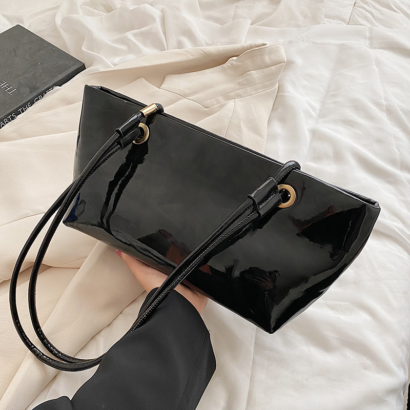 Large Shiny Patent Leather Single Shoulder Tote Bag for Women - Stylish High-End Commuting Bag for Spring Summer 2025 Large Shiny Patent Leather Single Shoulder Tote Bag for Women - Stylish High-End Commuting Bag for Spring Summer 2025