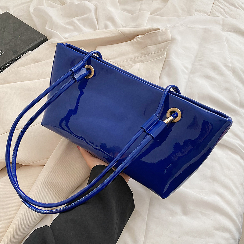 Large Shiny Patent Leather Single Shoulder Tote Bag for Women - Stylish High-End Commuting Bag for Spring Summer 2025 Large Shiny Patent Leather Single Shoulder Tote Bag for Women - Stylish High-End Commuting Bag for Spring Summer 2025