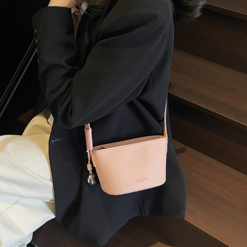 Light Luxury Zipper Bucket Bag for Women - 2025 High-End Crossbody Phone Bag - Summer Niche Style Light Luxury Zipper Bucket Bag for Women - 2025 High-End Crossbody Phone Bag - Summer Niche Style