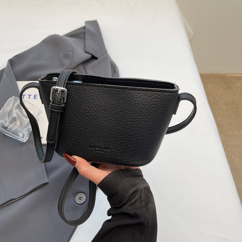 Light Luxury Zipper Bucket Bag for Women - 2025 High-End Crossbody Phone Bag - Summer Niche Style Light Luxury Zipper Bucket Bag for Women - 2025 High-End Crossbody Phone Bag - Summer Niche Style