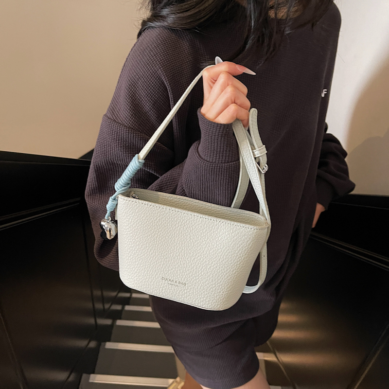 Light Luxury Zipper Bucket Bag for Women - 2025 High-End Crossbody Phone Bag - Summer Niche Style Light Luxury Zipper Bucket Bag for Women - 2025 High-End Crossbody Phone Bag - Summer Niche Style