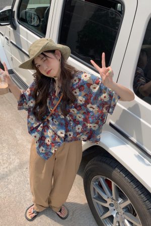 Loose Floral Short-Sleeve Shirt for Women - Retro Hong Kong Style Hawaiian Beach Top, Unique Niche Trendy Fashion