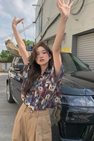 Loose Floral Short-Sleeve Shirt for Women - Retro Hong Kong Style Hawaiian Beach Top, Unique Niche Trendy Fashion