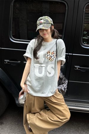 Loose Unisex Short Sleeve T-Shirt with Embroidered Heart - Summer Plaid Design, Trendy Casual Wear for Couples