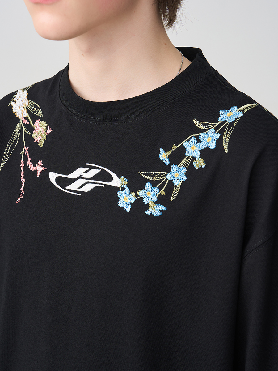 Minimalist Chinese-Style Floral Wreath Embroidery Short-Sleeve T-Shirt - Trendy 90s Inspired Design Minimalist Chinese-Style Floral Wreath Embroidery Short-Sleeve T-Shirt - Trendy 90s Inspired Design