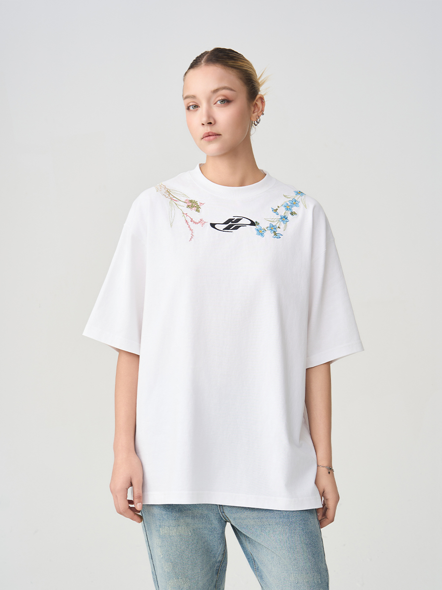 Minimalist Chinese-Style Floral Wreath Embroidery Short-Sleeve T-Shirt - Trendy 90s Inspired Design Minimalist Chinese-Style Floral Wreath Embroidery Short-Sleeve T-Shirt - Trendy 90s Inspired Design