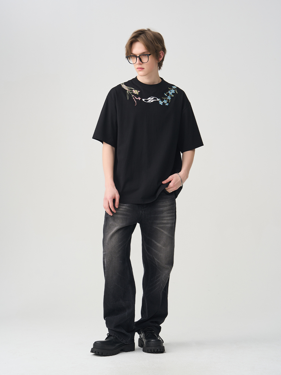 Minimalist Chinese-Style Floral Wreath Embroidery Short-Sleeve T-Shirt - Trendy 90s Inspired Design Minimalist Chinese-Style Floral Wreath Embroidery Short-Sleeve T-Shirt - Trendy 90s Inspired Design