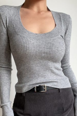 Minimalist U-Neck Slim-Fit Long Sleeve Knit Top - Solid Color Basic Shirt for European and American Style Fashion