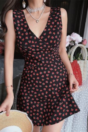 Oversized Floral Vacation Dress with French V-Neck and Waist-Cinching Detail - Spring/Summer 2025 Trendy Short Skirt