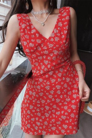 Oversized Floral Vacation Dress with French V-Neck and Waist-Cinching Detail - Spring/Summer 2025 Trendy Short Skirt