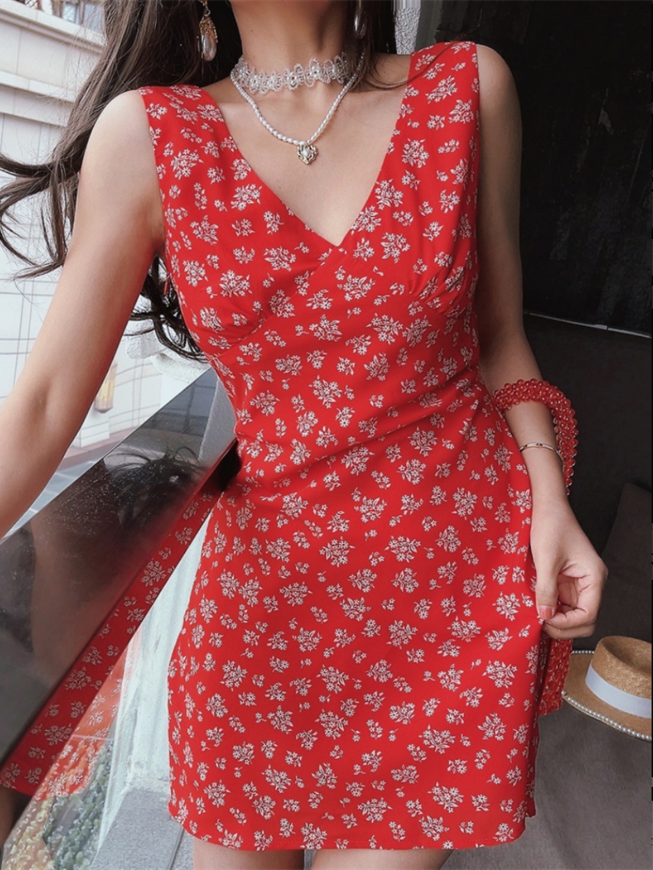 Oversized Floral Vacation Dress with French V-Neck and Waist-Cinching Detail - Spring/Summer 2025 Trendy Short Skirt Oversized Floral Vacation Dress with French V-Neck and Waist-Cinching Detail - Spring/Summer 2025 Trendy Short Skirt