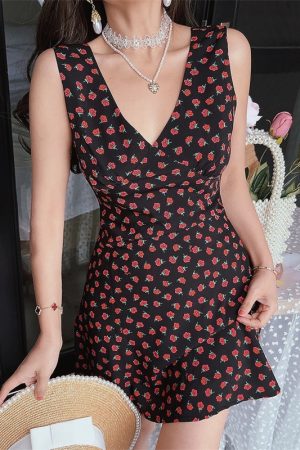 Oversized Floral Vacation Dress with French V-Neck and Waist-Cinching Detail - Spring/Summer 2025 Trendy Short Skirt