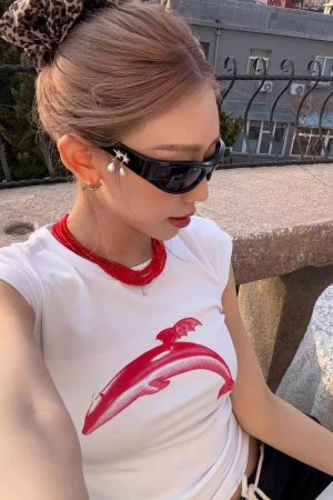 Red Dolphin Print Slim-Fit T-Shirt - Round Neck, Short Sleeves, Y2K Style for Trendy Casual Wear