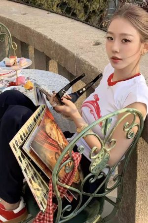 Red Dolphin Print Slim-Fit T-Shirt - Round Neck, Short Sleeves, Y2K Style for Trendy Casual Wear