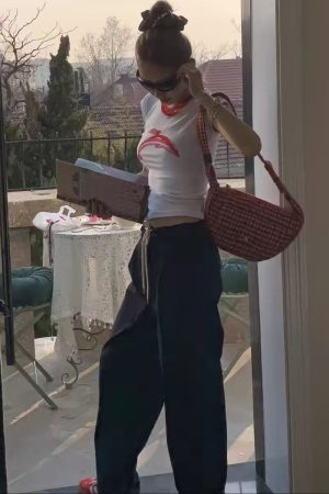 Red Dolphin Print Slim-Fit T-Shirt - Round Neck, Short Sleeves, Y2K Style for Trendy Casual Wear