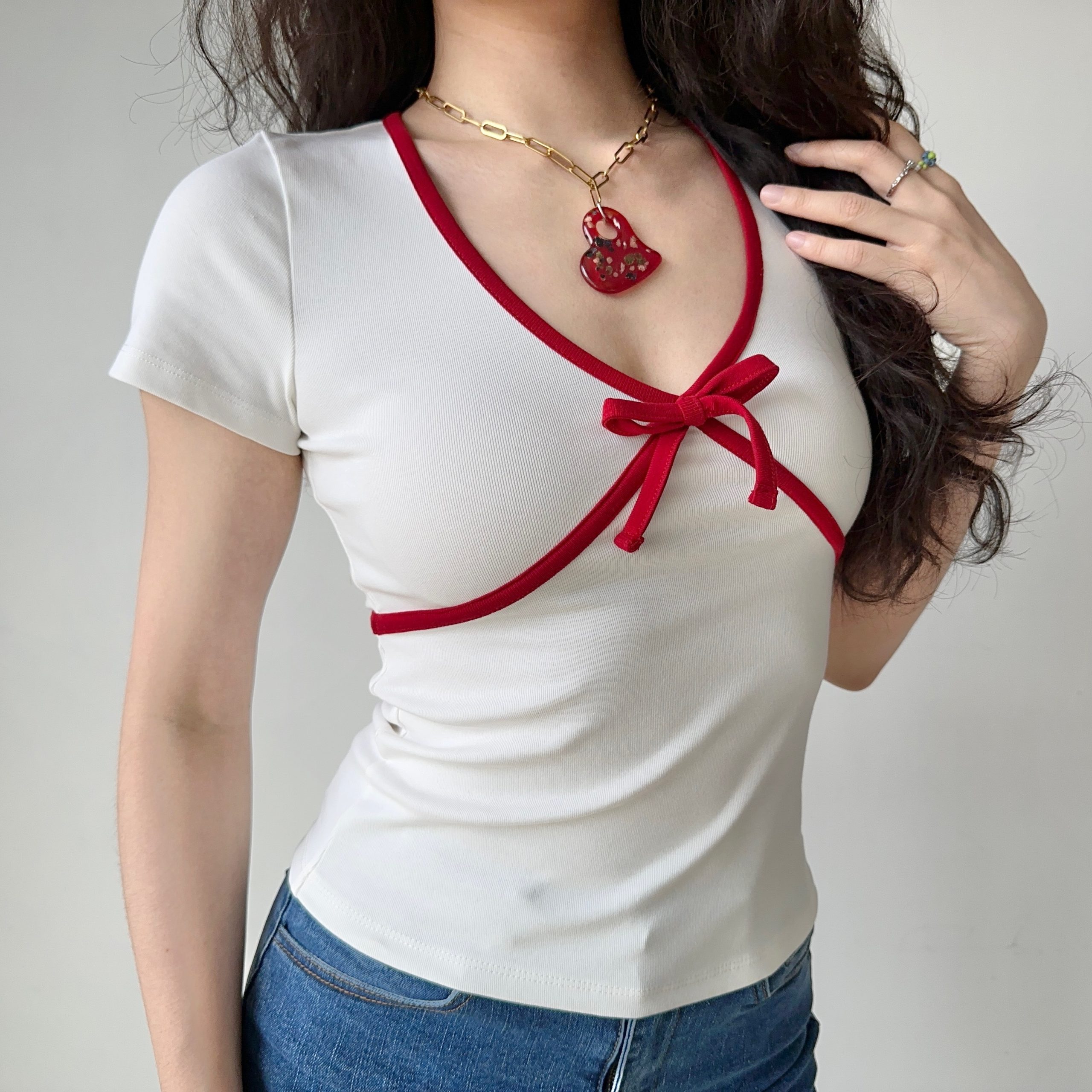 Retro Color-Blocking Bow Detail White T-Shirt for Women - Slim Fit Short Sleeve Top - European American Style Summer Fashion Retro Color-Blocking Bow Detail White T-Shirt for Women - Slim Fit Short Sleeve Top - European American Style Summer Fashion