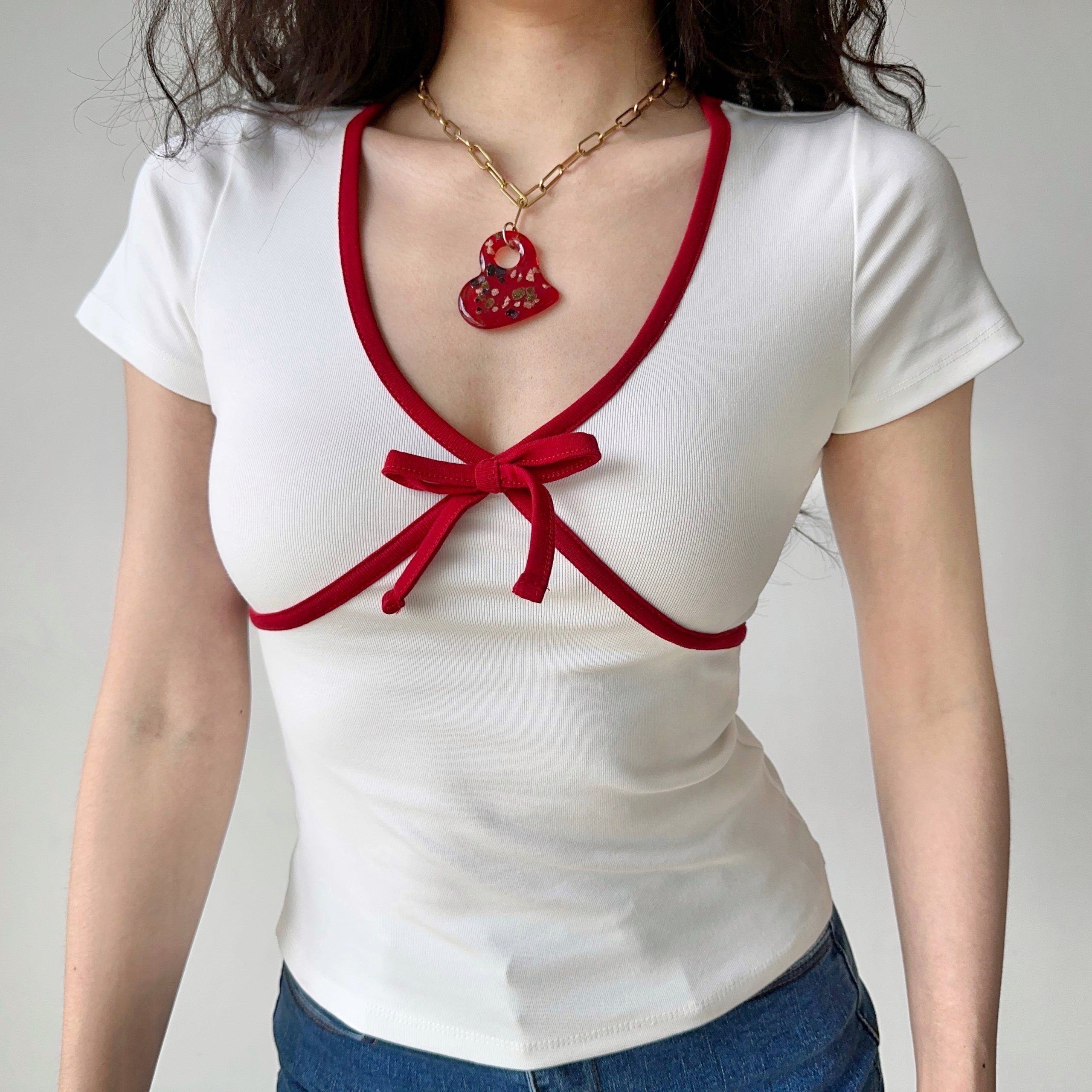 Retro Color-Blocking Bow Detail White T-Shirt for Women - Slim Fit Short Sleeve Top - European American Style Summer Fashion Retro Color-Blocking Bow Detail White T-Shirt for Women - Slim Fit Short Sleeve Top - European American Style Summer Fashion