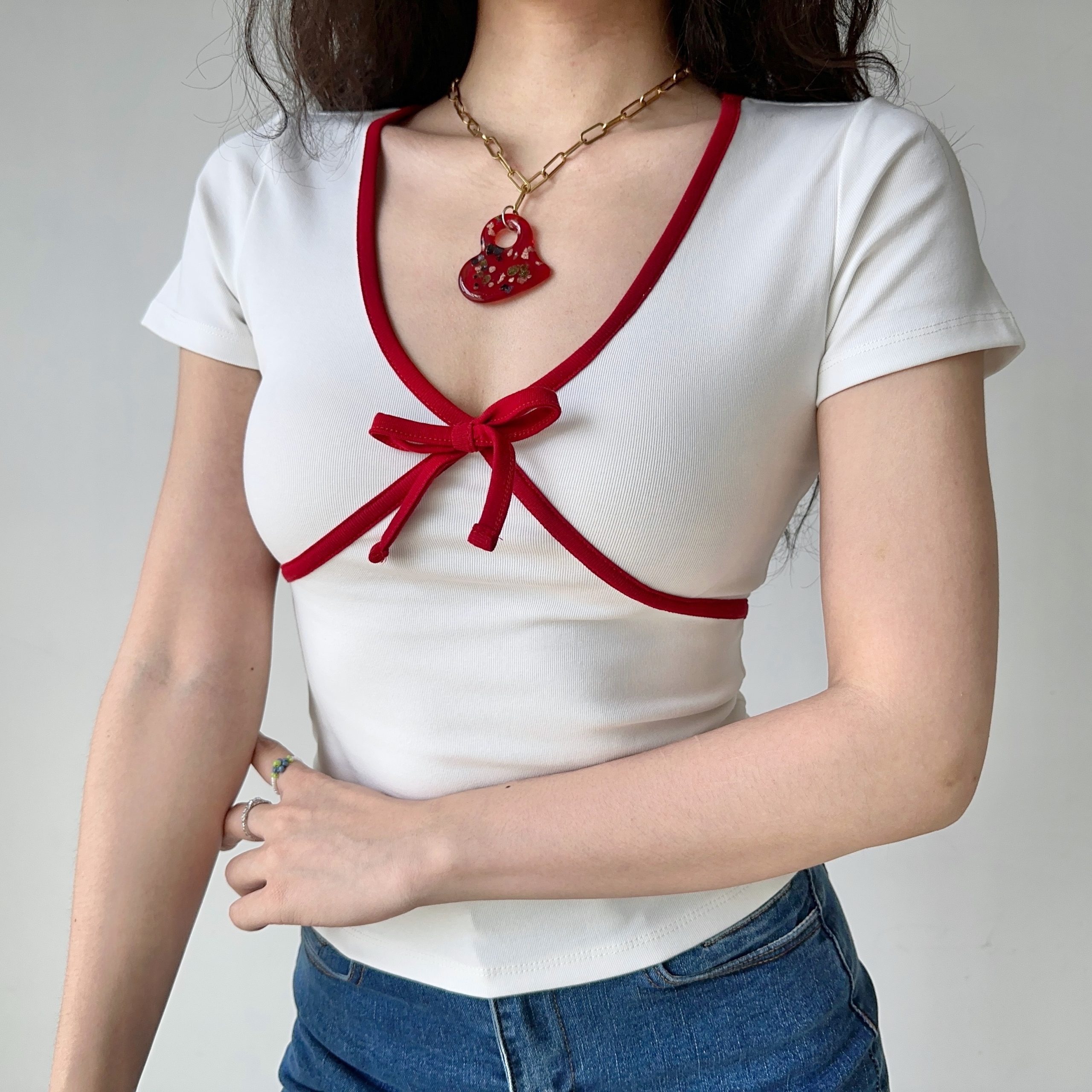 Retro Color-Blocking Bow Detail White T-Shirt for Women - Slim Fit Short Sleeve Top - European American Style Summer Fashion Retro Color-Blocking Bow Detail White T-Shirt for Women - Slim Fit Short Sleeve Top - European American Style Summer Fashion