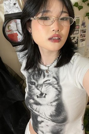 Retro Cute Kitten Print T-Shirt - Slim Fit Short Sleeve Top, Flattering and Versatile, Perfect for Y2K and 90s Inspired Fashion