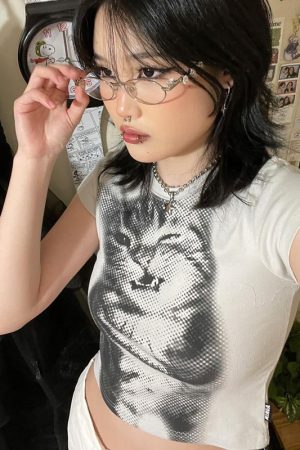 Retro Cute Kitten Print T-Shirt - Slim Fit Short Sleeve Top, Flattering and Versatile, Perfect for Y2K and 90s Inspired Fashion