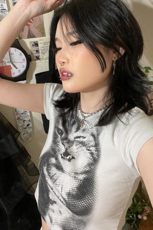 Retro Cute Kitten Print T-Shirt - Slim Fit Short Sleeve Top, Flattering and Versatile, Perfect for Y2K and 90s Inspired Fashion
