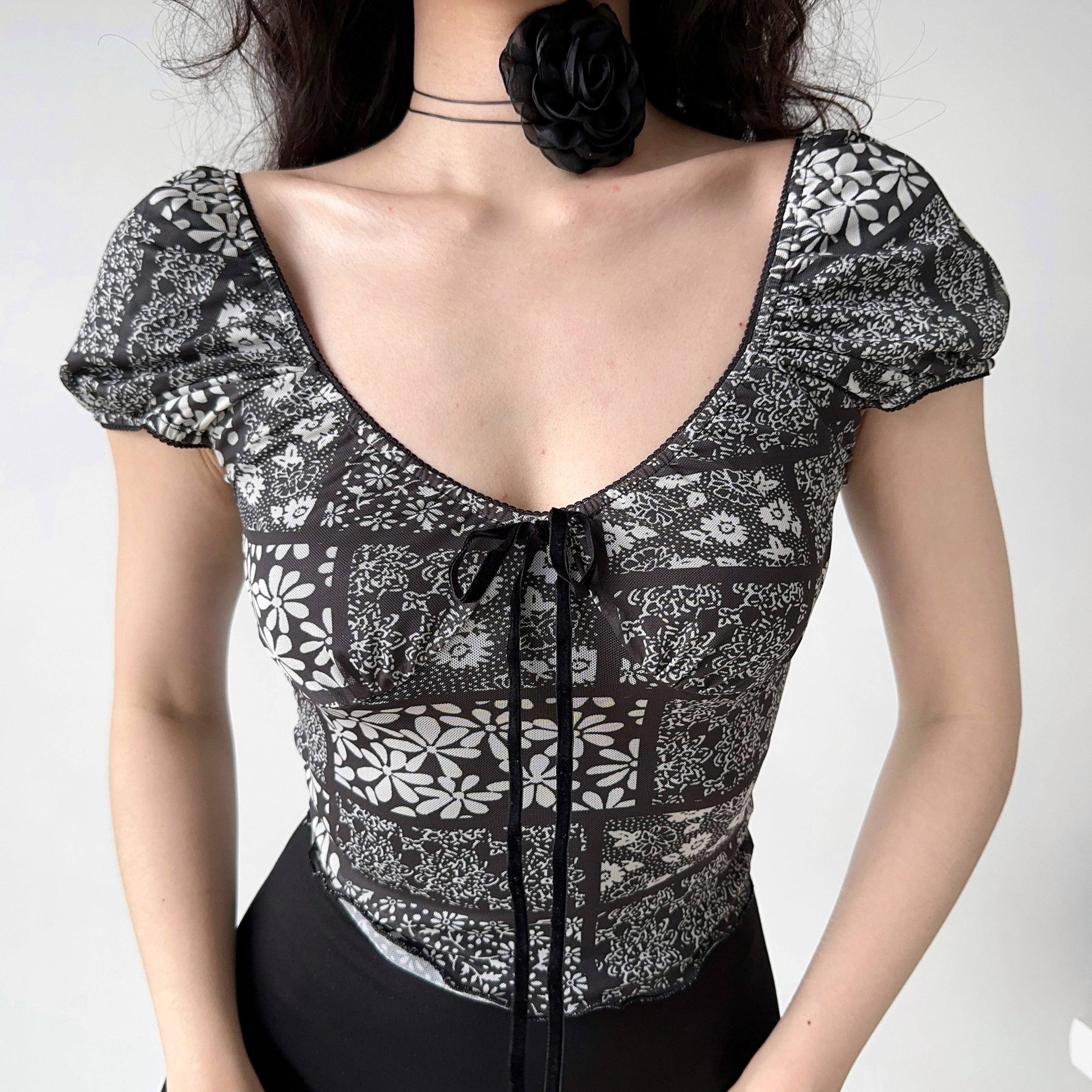 Retro Deep V Black Floral Short Sleeve T-Shirt for Women - Summer Puff Sleeve Top in European and American Style Retro Deep V Black Floral Short Sleeve T-Shirt for Women - Summer Puff Sleeve Top in European and American Style