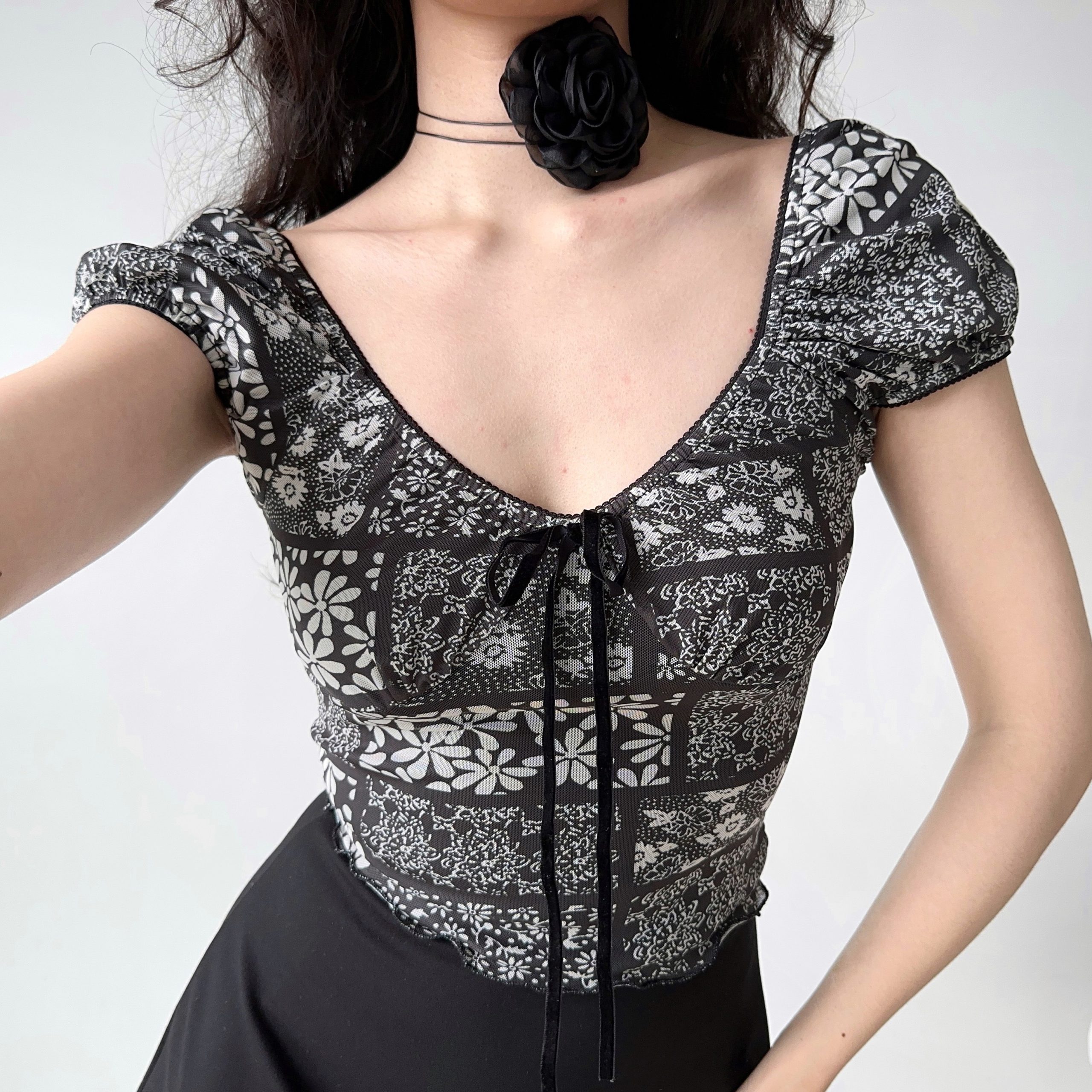 Retro Deep V Black Floral Short Sleeve T-Shirt for Women - Summer Puff Sleeve Top in European and American Style Retro Deep V Black Floral Short Sleeve T-Shirt for Women - Summer Puff Sleeve Top in European and American Style