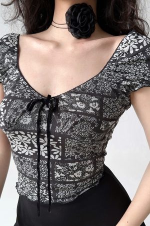 Retro Deep V Black Floral Short Sleeve T-Shirt for Women - Summer Puff Sleeve Top in European and American Style