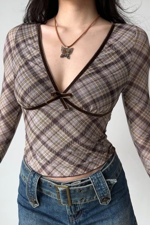 Retro Deep V-Neck Long Sleeve Plaid T-Shirt for Women - Slim Fit Cropped Top, European American Style, 90s Inspired Fashion