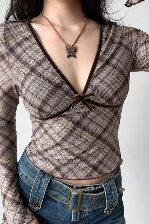 Retro Deep V-Neck Long Sleeve Plaid T-Shirt for Women - Slim Fit Cropped Top, European American Style, 90s Inspired Fashion